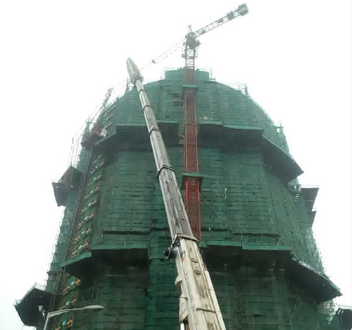 庆云吊车在工地上作业
